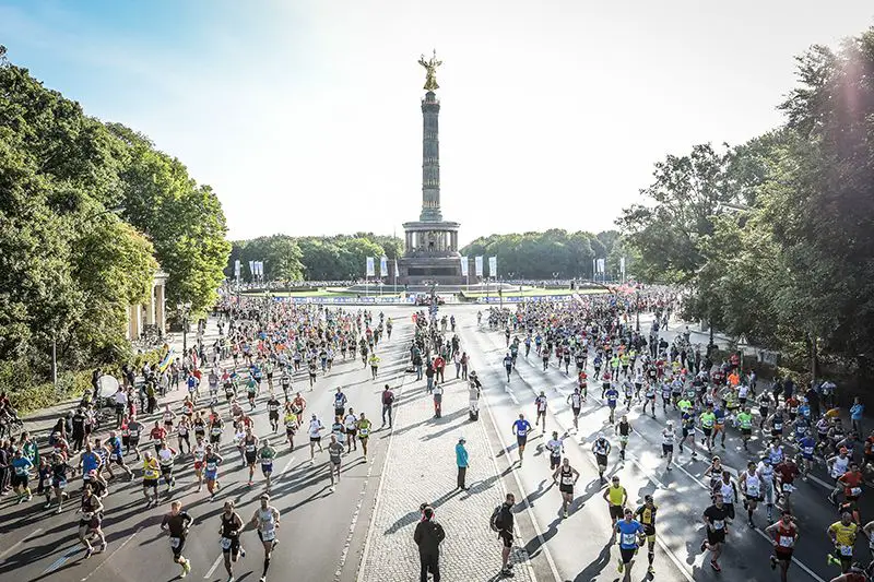 Crowds of people running at the start of the marathon